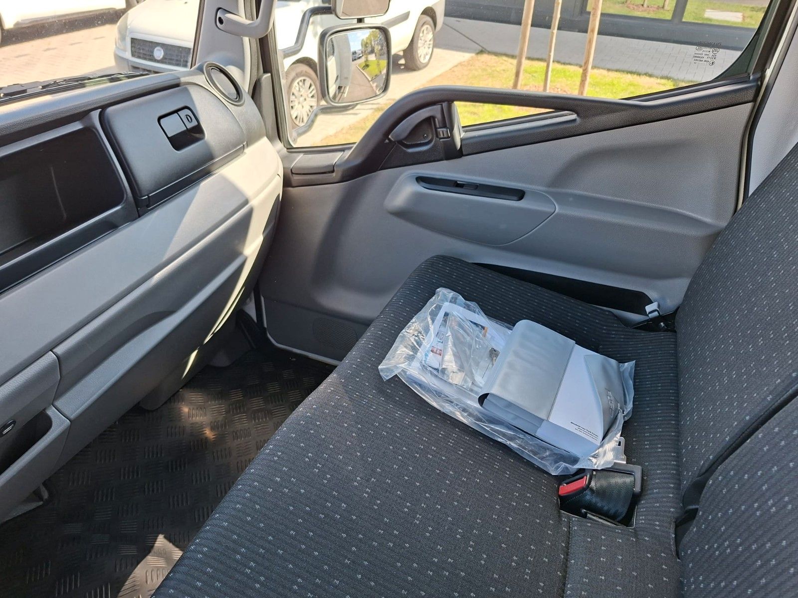 Fahrzeugabbildung Mitsubishi Canter 7 C 18 Koffer LBW Klima LED Rückfahrkam