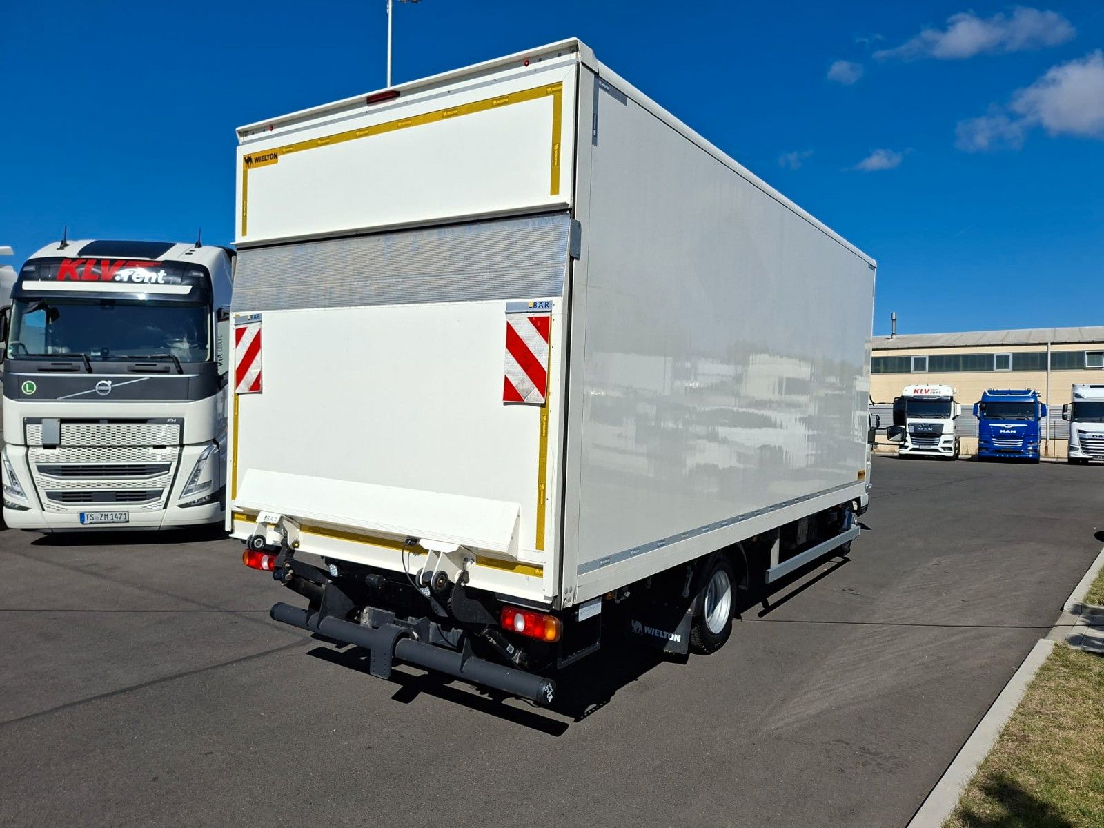 Fahrzeugabbildung Mitsubishi Canter 7 C 18 Koffer LBW Klima LED Rückfahrkam