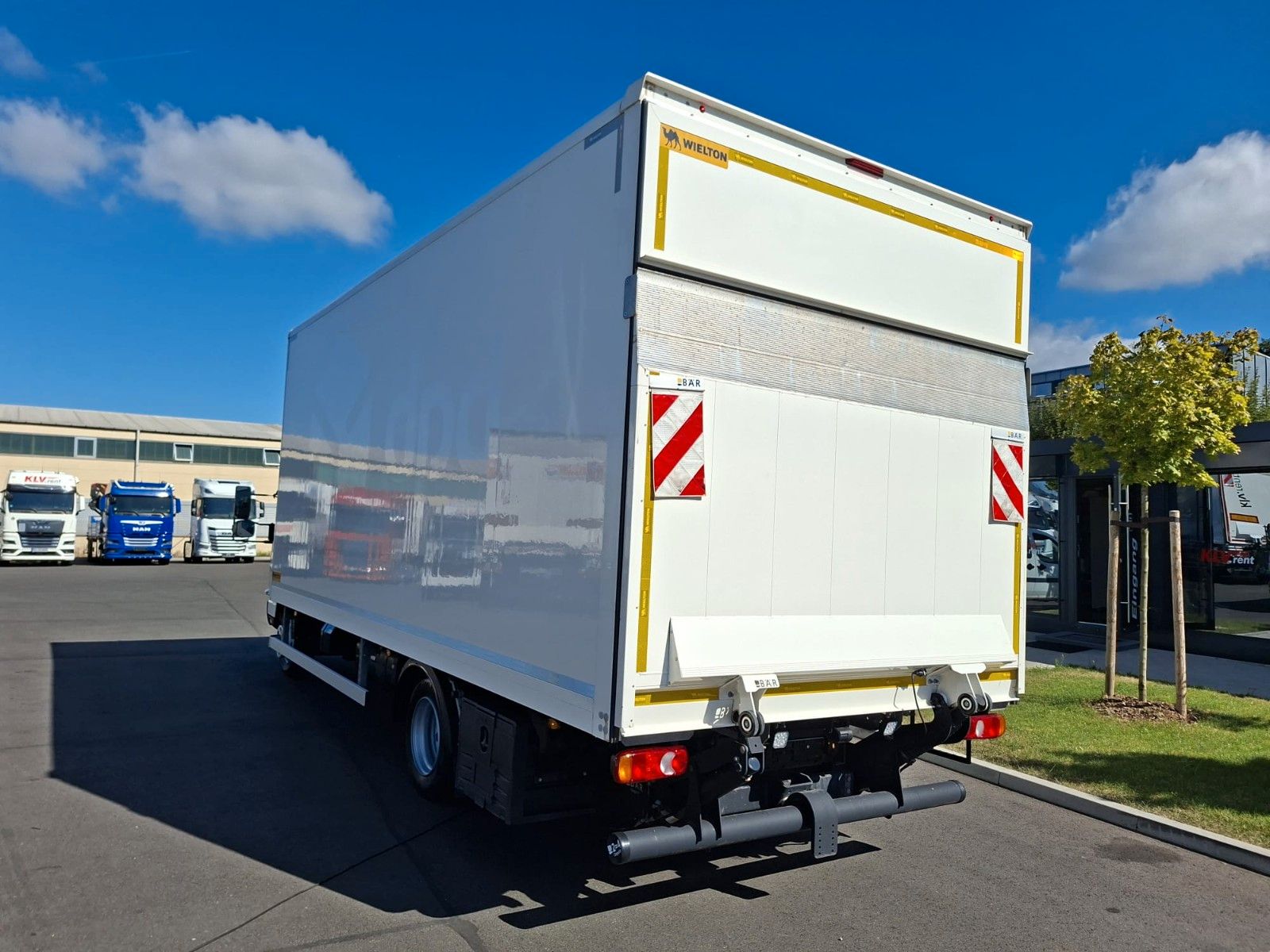 Fahrzeugabbildung Mitsubishi Canter 7 C 18 Koffer LBW Klima LED Rückfahrkam
