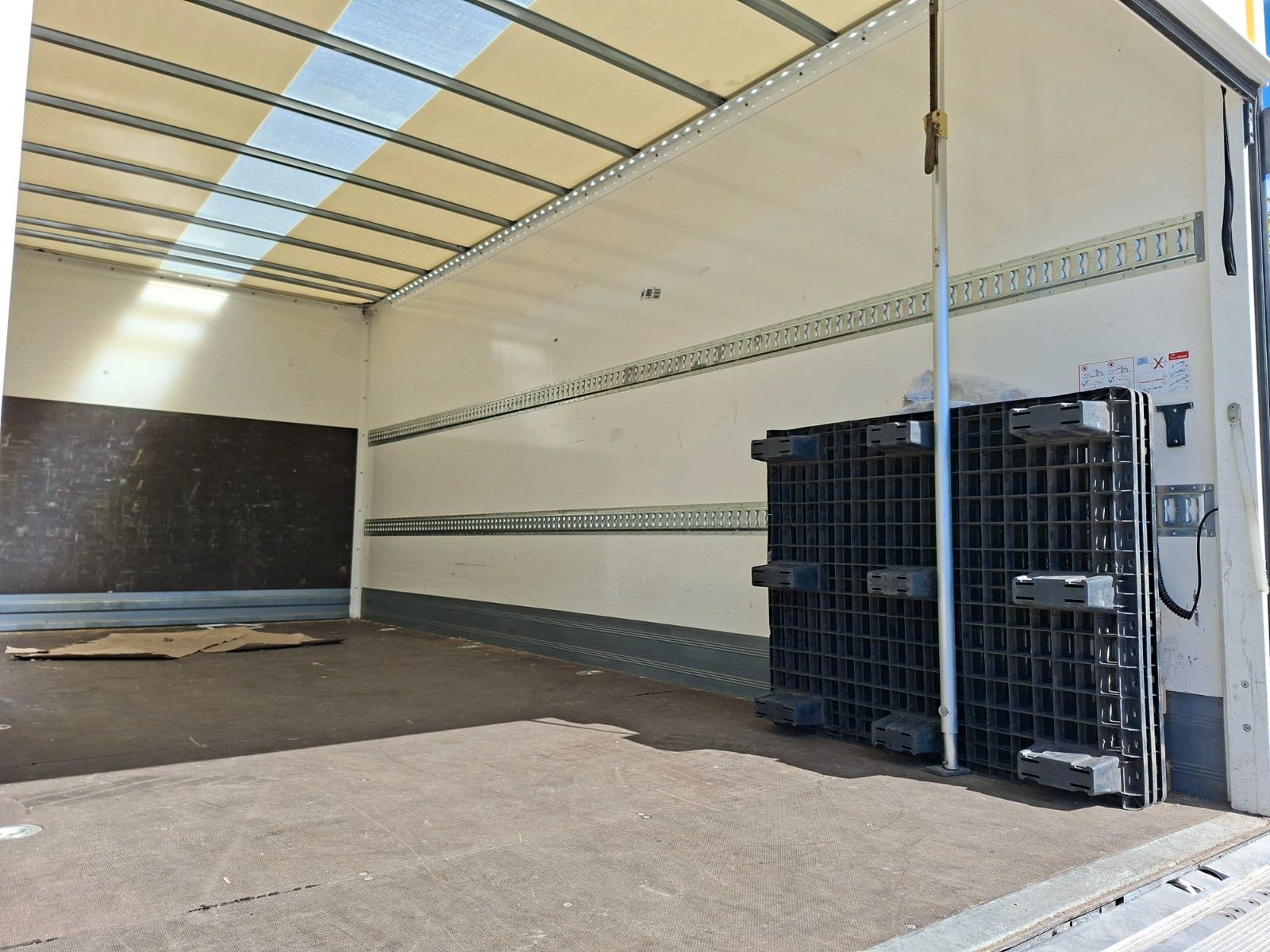 Fahrzeugabbildung Mitsubishi Canter 7 C 18 Koffer LBW Klima LED Rückfahrkam