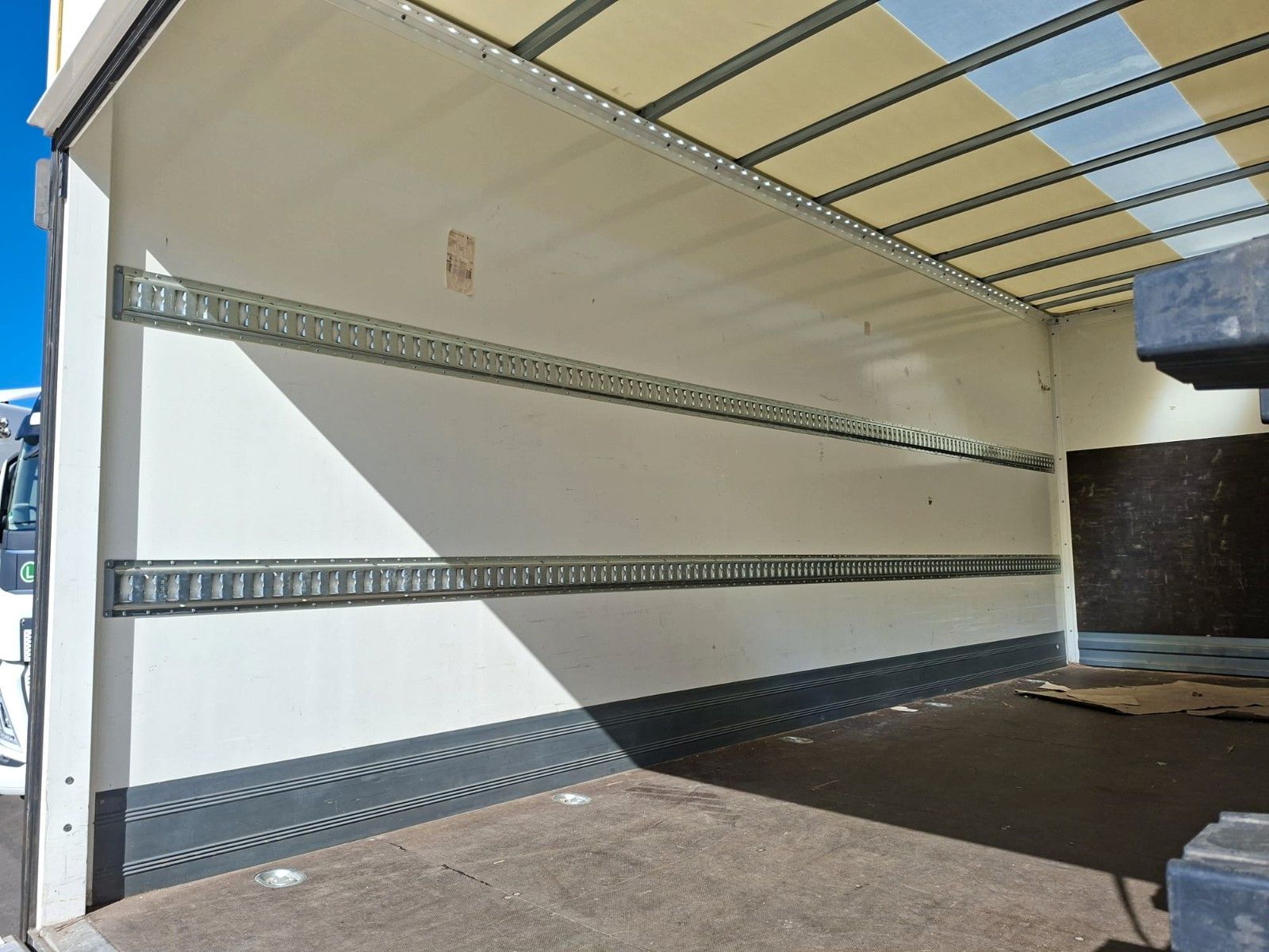 Fahrzeugabbildung Mitsubishi Canter 7 C 18 Koffer LBW Klima LED Rückfahrkam