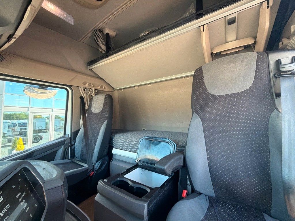 Fahrzeugabbildung DAF XF 530 Low Deck Intarder Standklima Smart 2 Tach