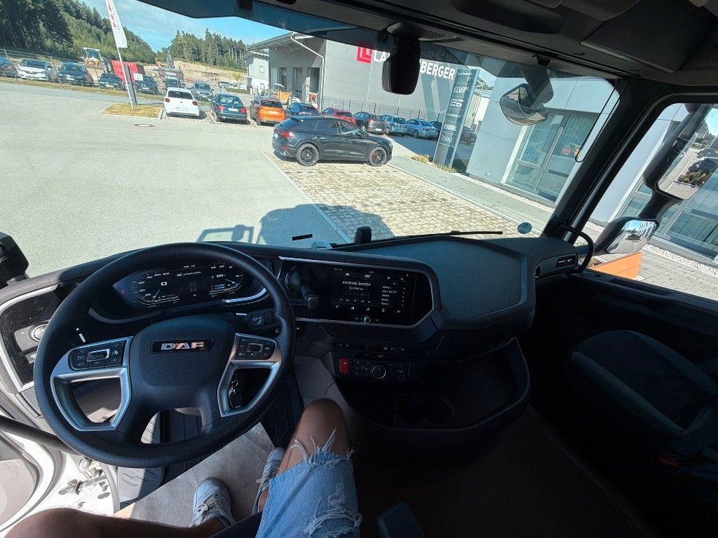 Fahrzeugabbildung DAF XF 530 Low Deck Intarder Standklima Smart 2 Tach