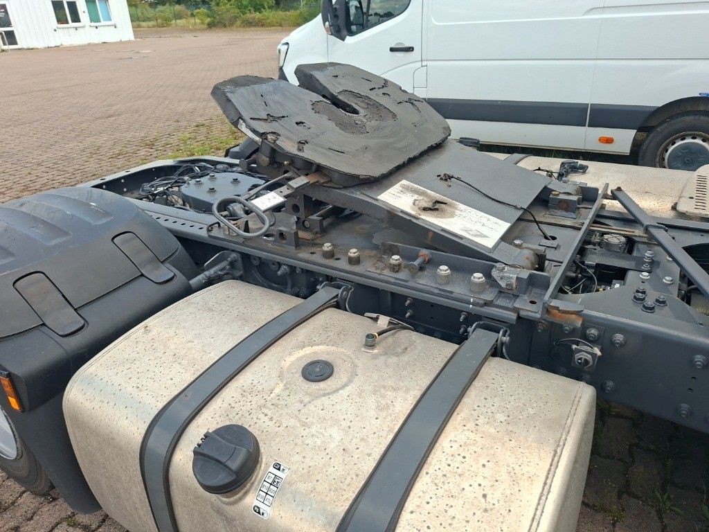 Fahrzeugabbildung DAF XF 530 Low Deck Intarder LED Hubsattelkupplung