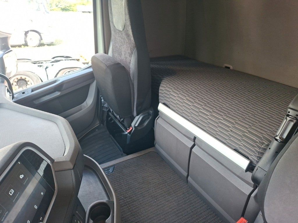 Fahrzeugabbildung DAF XF 530 Low Deck Intarder LED Hubsattelkupplung