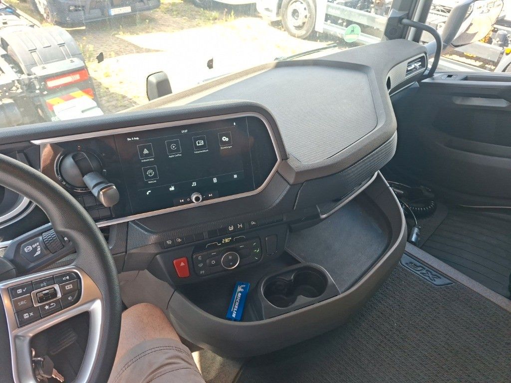 Fahrzeugabbildung DAF XF 530 Low Deck Intarder LED Hubsattelkupplung