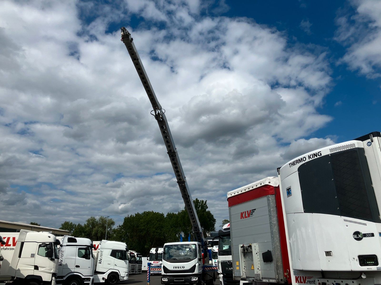 Fahrzeugabbildung Iveco 80 E 19 Klaas Dachdecker Kran 32 m