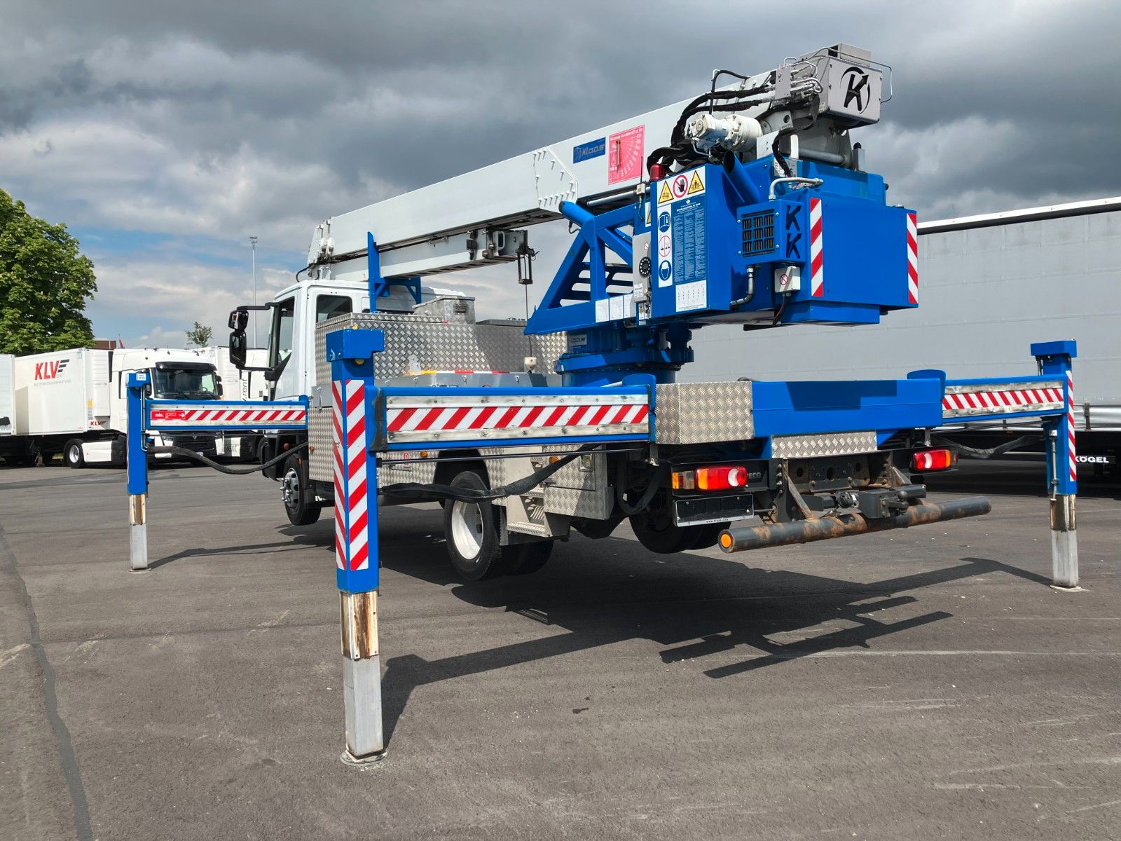 Fahrzeugabbildung Iveco 80 E 19 Klaas Dachdecker Kran 32 m