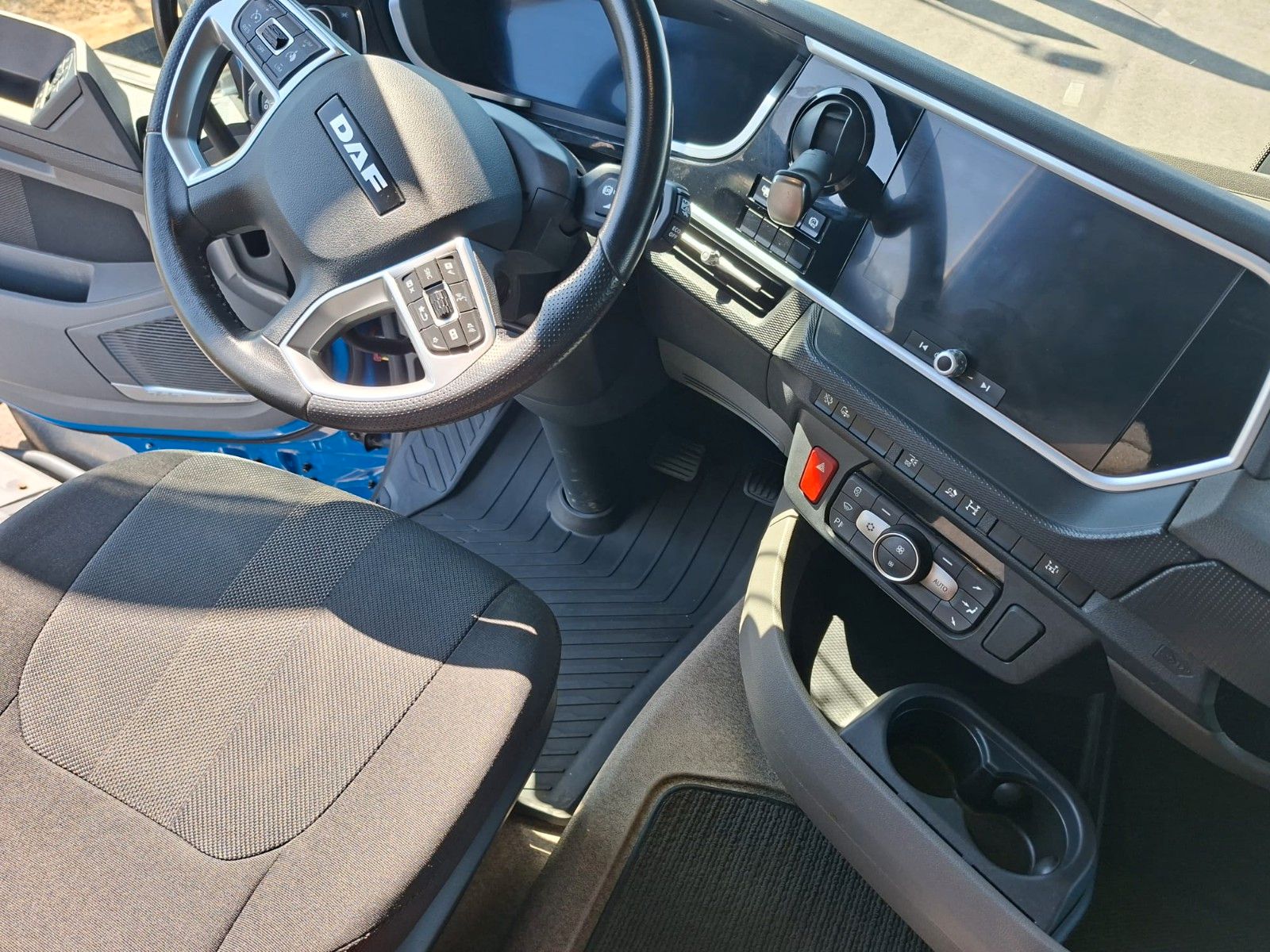 Fahrzeugabbildung DAF XF 450 FT   2 - Kreishydraulik  LED ACC