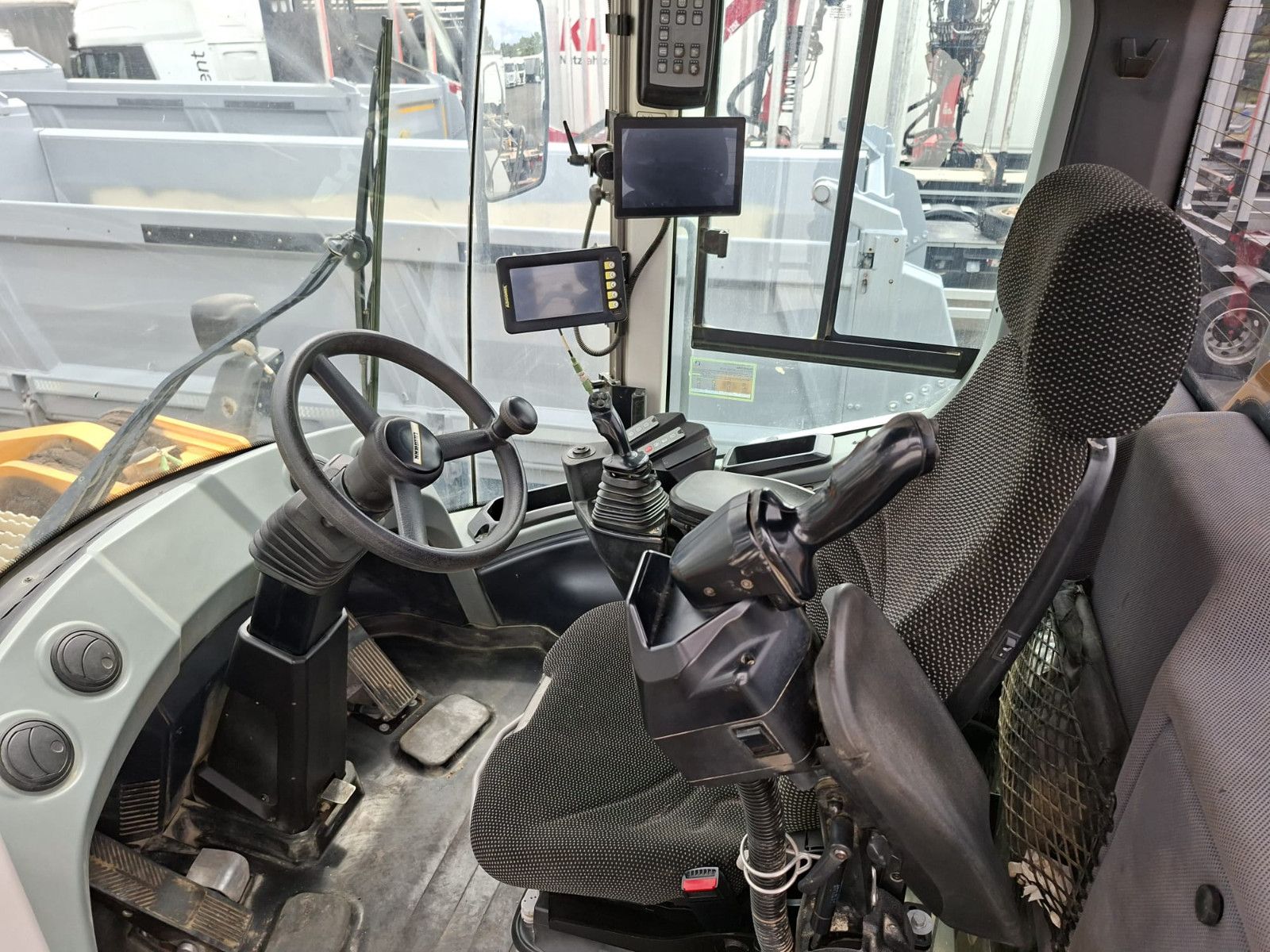 Fahrzeugabbildung Liebherr L586 XPower