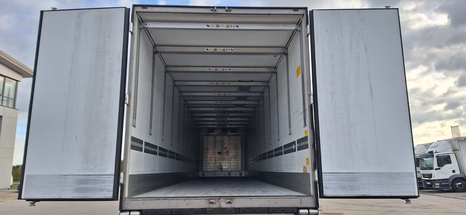 Fahrzeugabbildung Schmitz Cargobull SKO 24 Executive Doppelst. Lift Paletten Blumen
