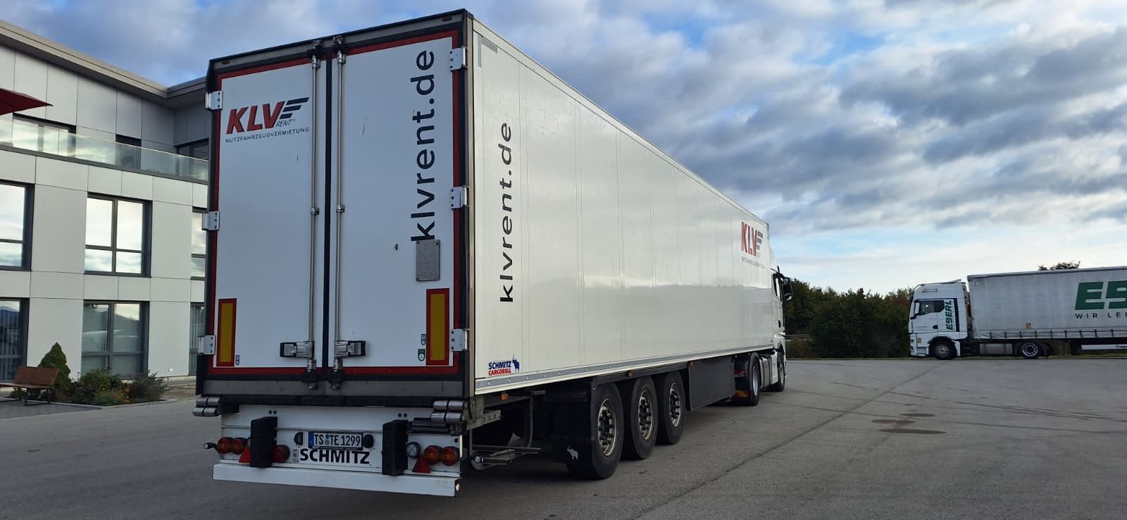 Fahrzeugabbildung Schmitz Cargobull SKO 24 Executive Doppelst. Lift Paletten Blumen
